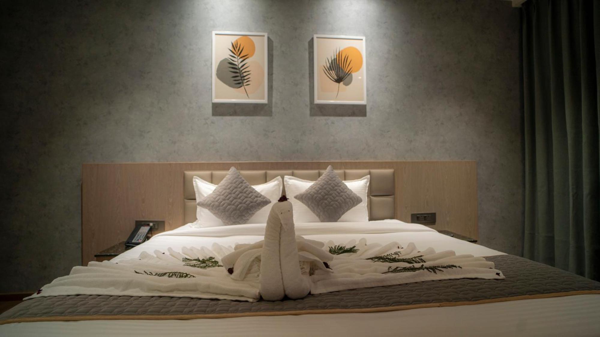 Hotel Tulips Grand ไฮเดอราบัด ภายนอก รูปภาพ