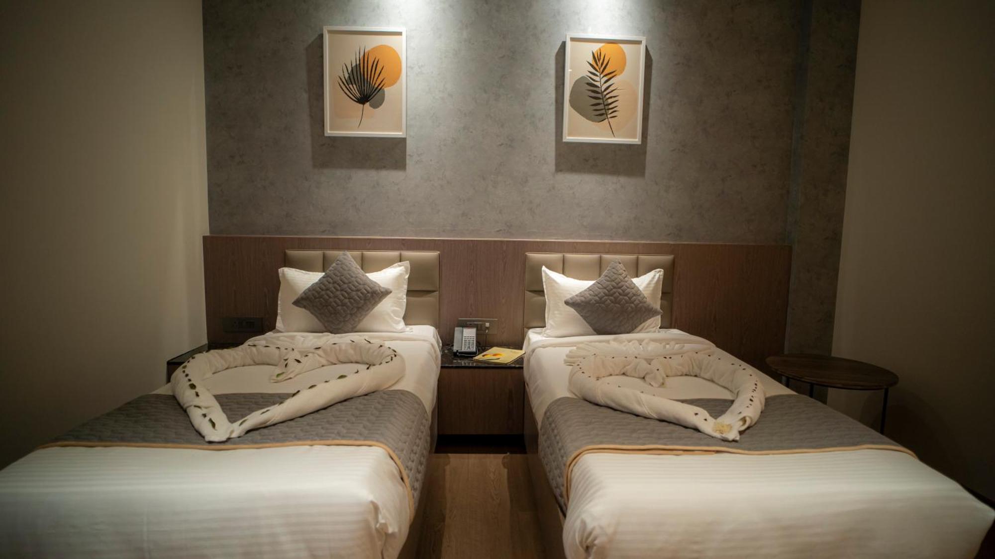 Hotel Tulips Grand ไฮเดอราบัด ภายนอก รูปภาพ