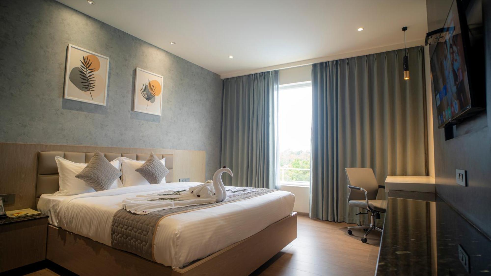 Hotel Tulips Grand ไฮเดอราบัด ภายนอก รูปภาพ
