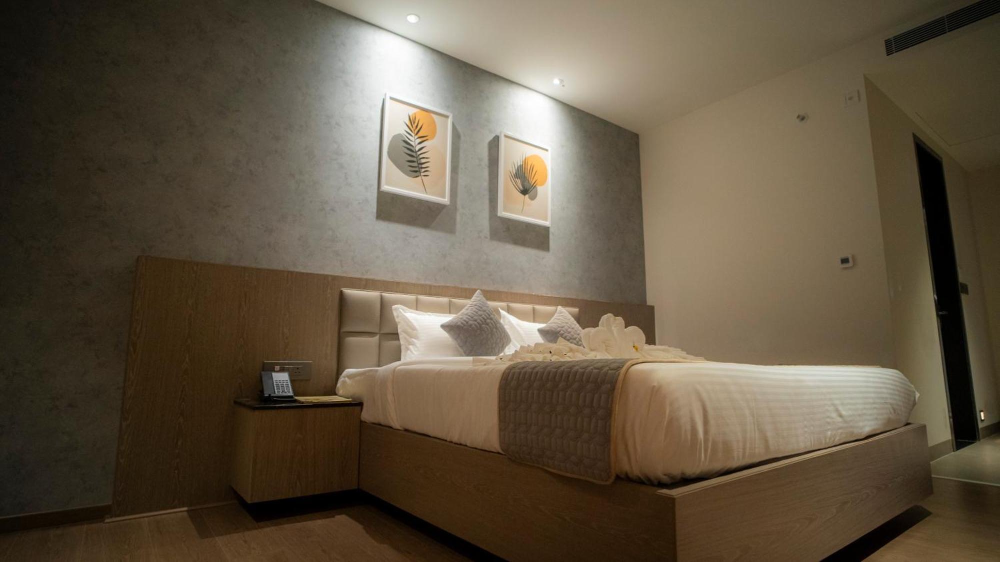 Hotel Tulips Grand ไฮเดอราบัด ภายนอก รูปภาพ