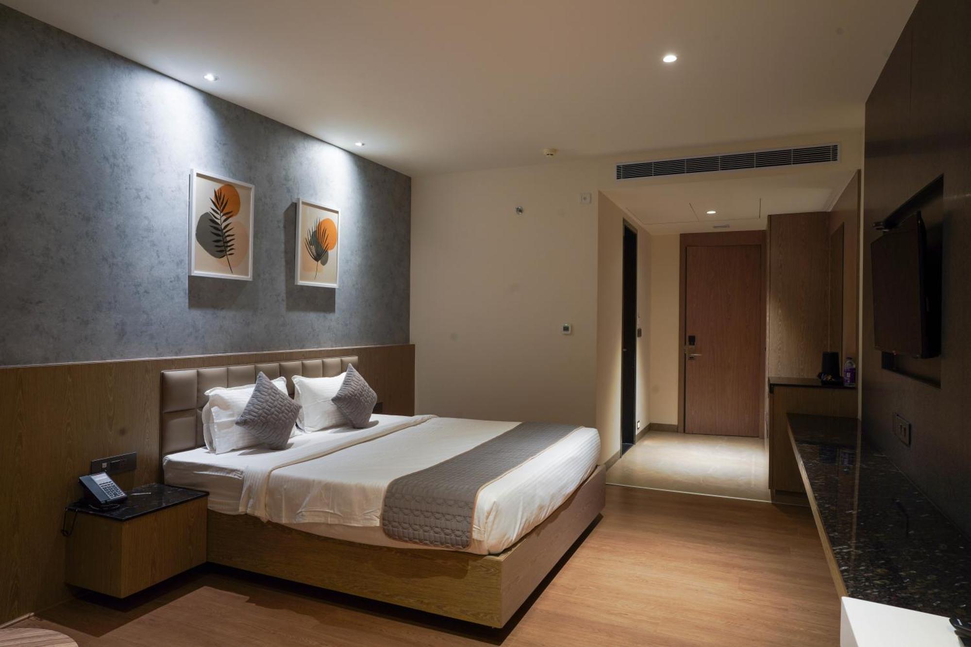 Hotel Tulips Grand ไฮเดอราบัด ภายนอก รูปภาพ