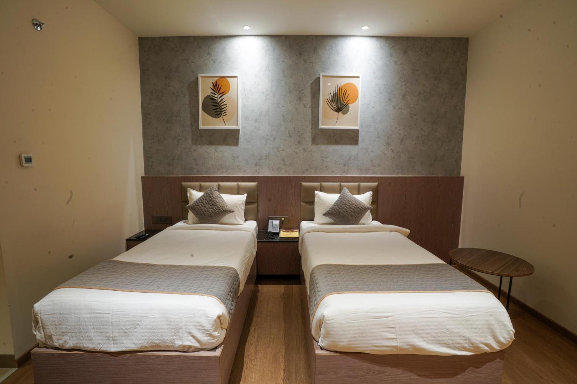 Hotel Tulips Grand ไฮเดอราบัด ภายนอก รูปภาพ