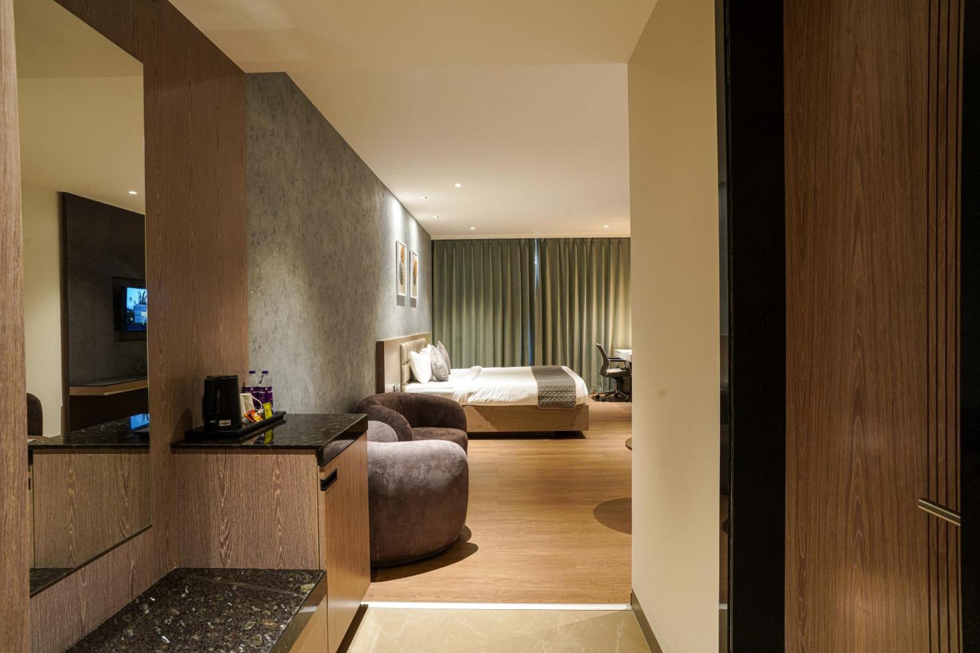 Hotel Tulips Grand ไฮเดอราบัด ภายนอก รูปภาพ