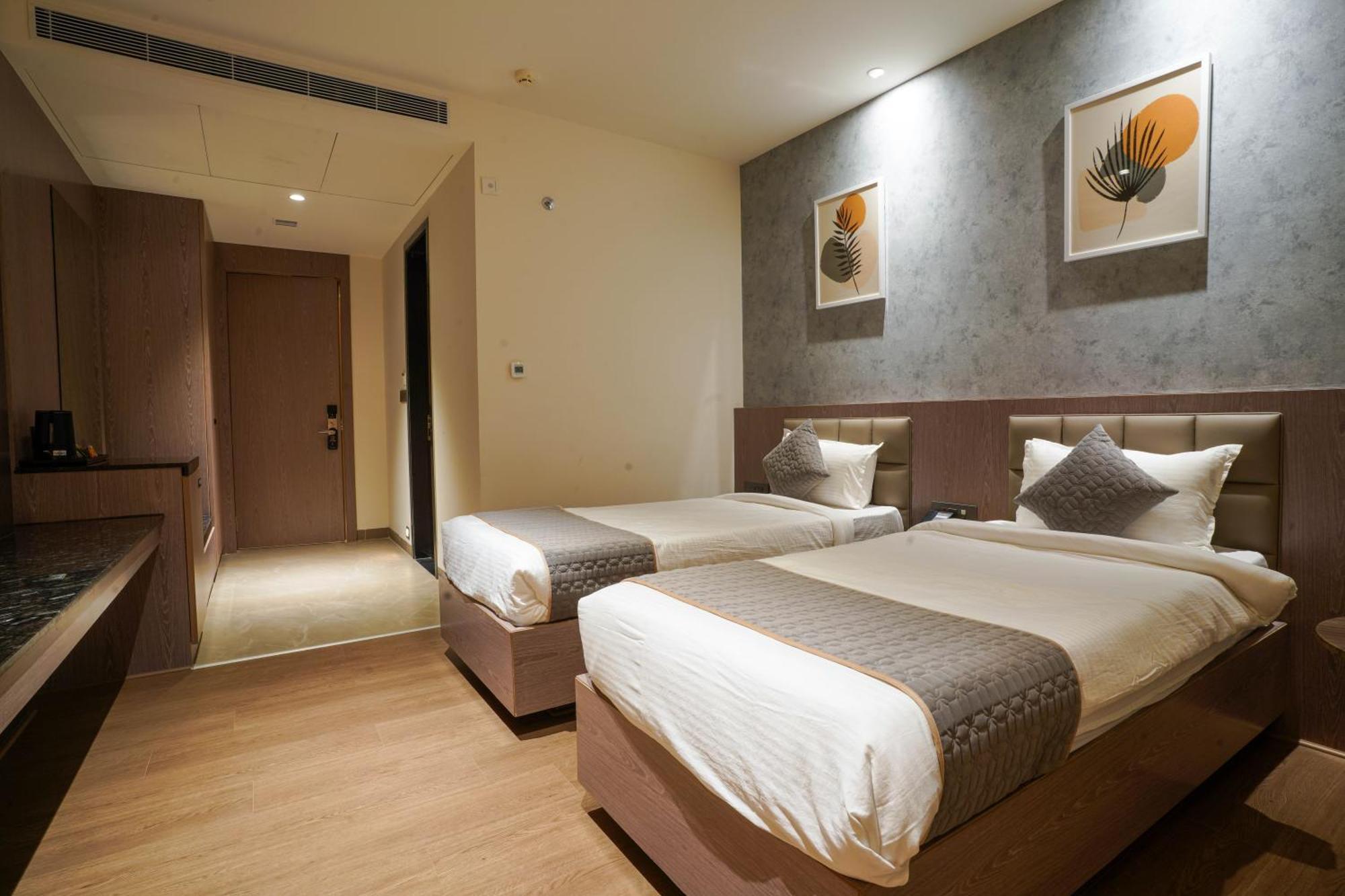 Hotel Tulips Grand ไฮเดอราบัด ภายนอก รูปภาพ